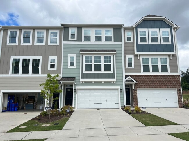 Building Photo - Spacious, Like-New Townhome with Premium F...