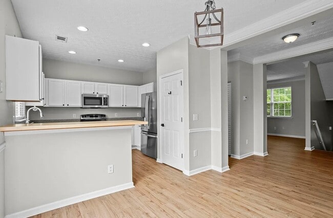 Building Photo - 216 Village Square Dr