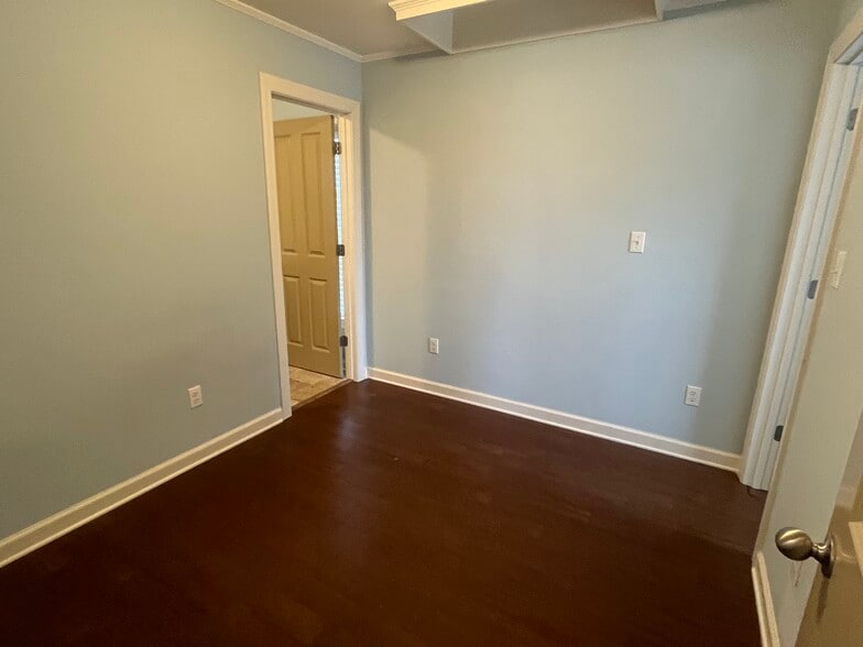 Building Photo - 400 Warner Ave