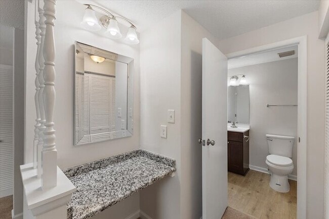 Building Photo - Beautifully Renovated Townhome For Rent In...