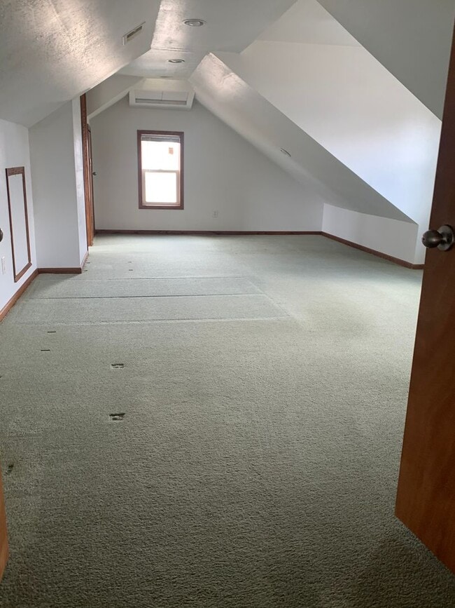Building Photo - Spacious 3 Bedroom, 2 Bathroom Home near A...