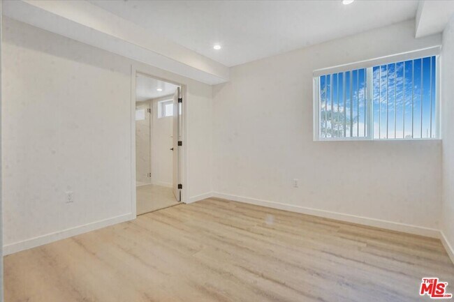 Building Photo - 10918 Camarillo St