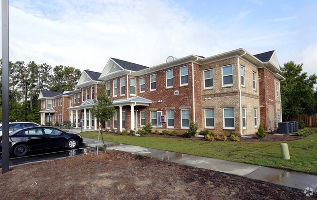 Building Photo - Lake Pointe