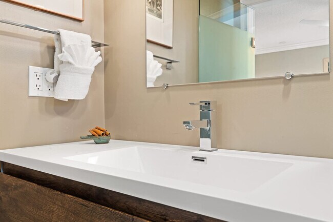 Building Photo - 430 Arricola Ave