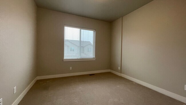 Building Photo - Great Townhouse in Windsor - Highland Meadows