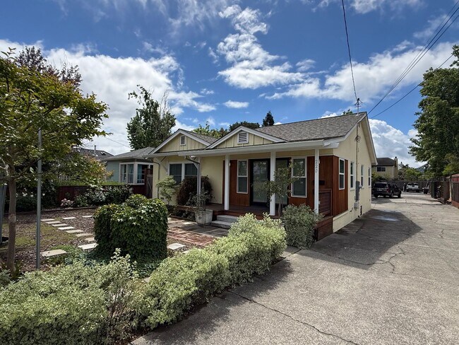 Building Photo - 220 Payran St