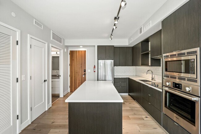 Building Photo - One Month Free For A Lease Start by 8/3! 6...