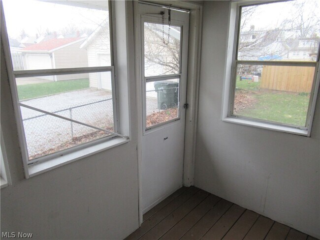 Building Photo - 1616 Douglas Rd