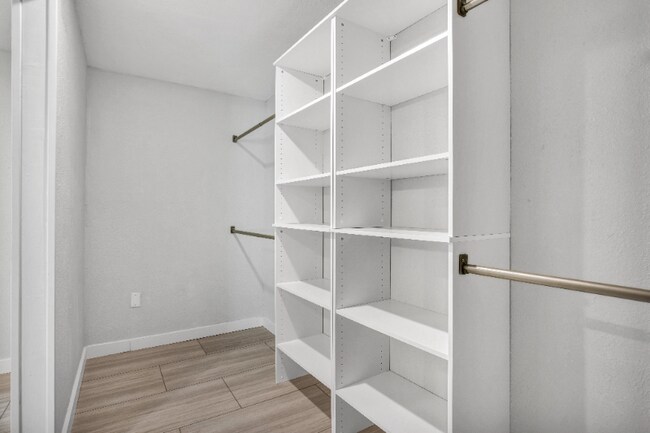 Building Photo - 705 E 9th Ave