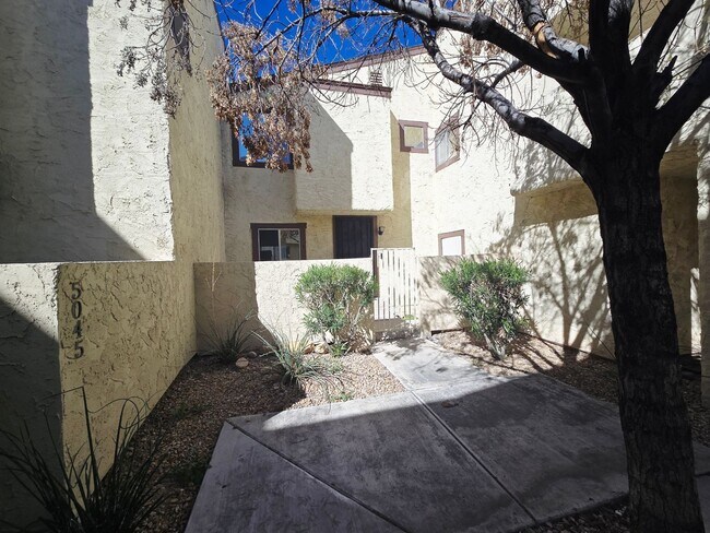 Building Photo - Fully Furnished 2-Bedroom Townhouse Near the Strip, UNLV & Airport