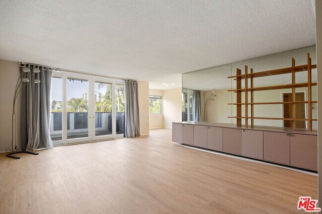 Building Photo - 1025 Kings Rd