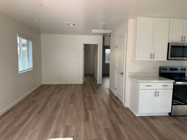 Building Photo - 916 W Perdew Ave