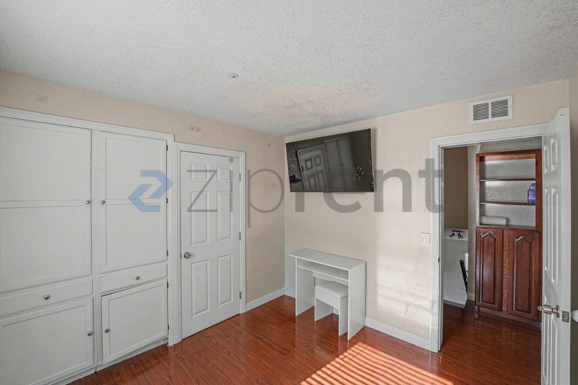 Building Photo - Unit