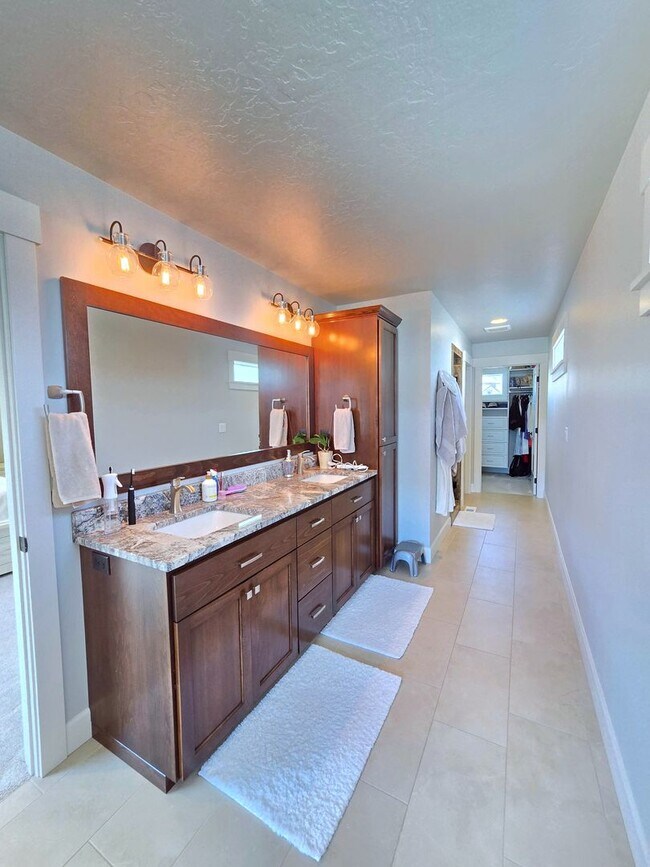 Building Photo - $4,800 - 5 Bed / 3 Bath Custom Built Home w/ Private Sport Court & Golf Green