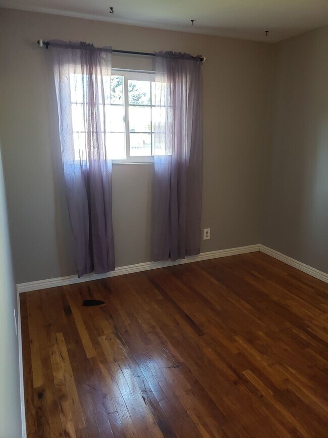Building Photo - 3 bedroom 1 bath *****Great location!