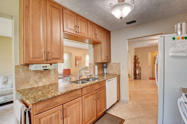 Building Photo - 14425 Amapola Way