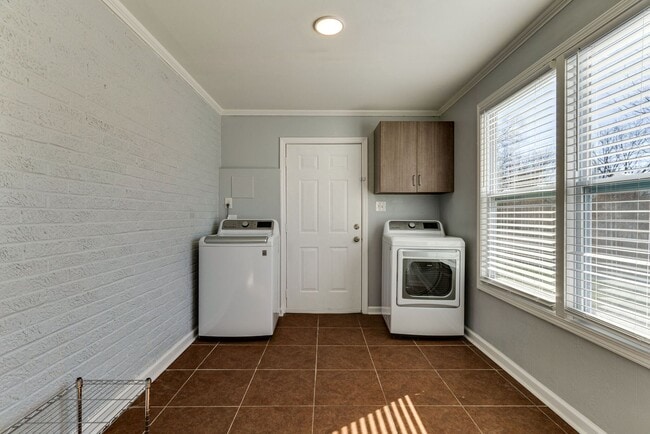 Building Photo - Spacious 4 Bed/ 3.5 Bath Home in Madison w Detached Office and Full Bath, 2 Car Garage, 1/2 acres...
