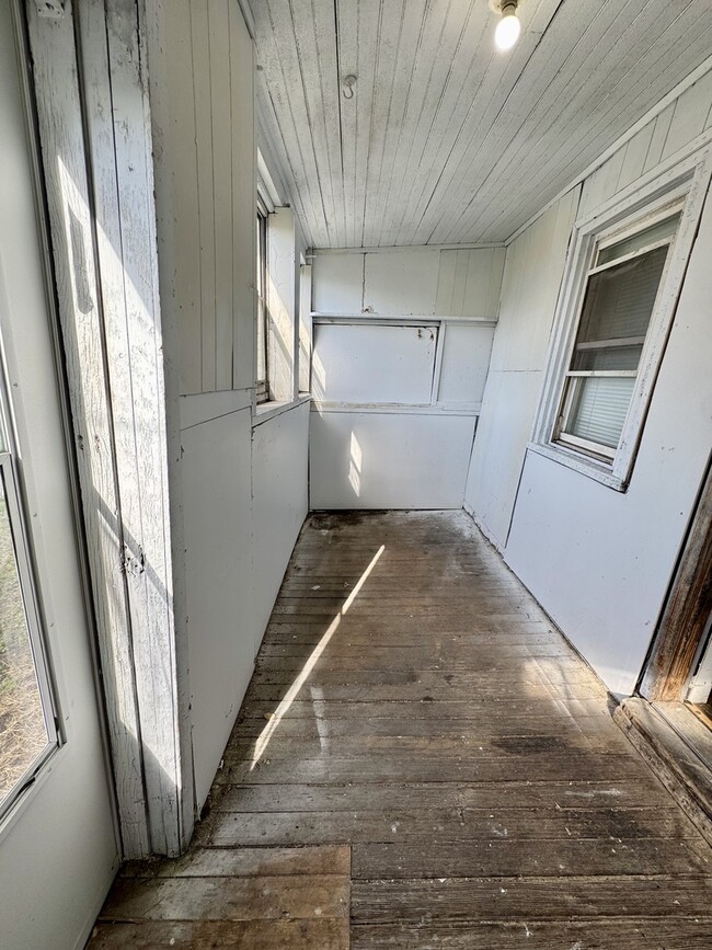 Building Photo - 1341 W 4th St