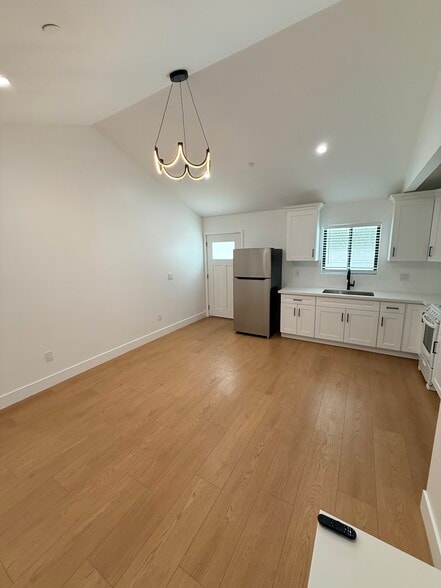 Building Photo - 111 E 60th St