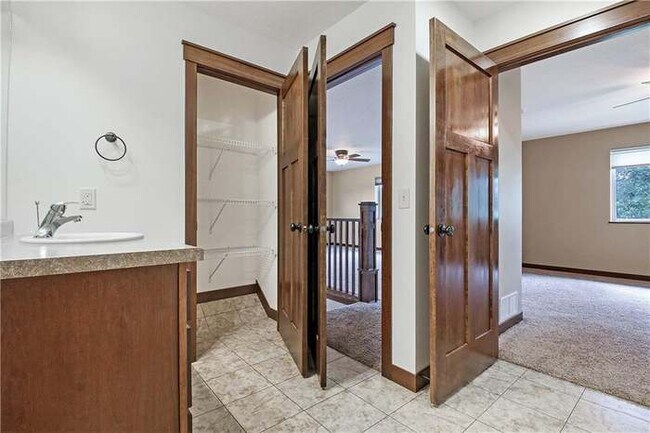 Building Photo - 2425 Lake Ct