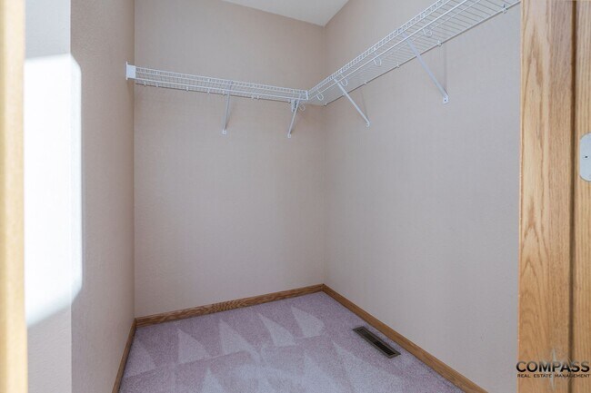 Building Photo - SPACIOUS UPDATED TOWNHOME WITH IN-UNIT LAU...