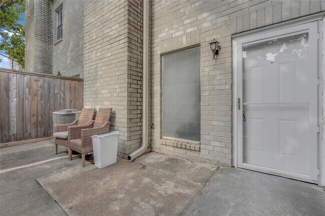 Building Photo - 4001 Tanglewilde St