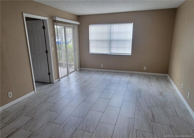 Building Photo - 1524 SE Royal Green Cir