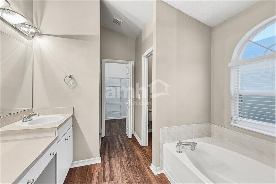 Building Photo - 30719 Tremont Dr