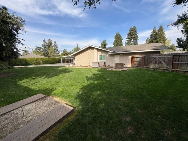 Building Photo - NW Visalia Home Near Country Club Available Now! *Private Showing Only*