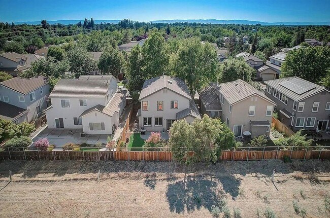 Building Photo - Stunning East Davis home available for fall move in!