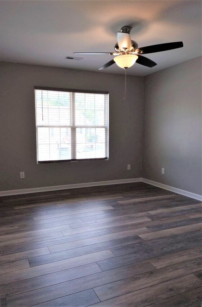 Building Photo - $200 Off Your First Full Month’s Rent!  Mo...