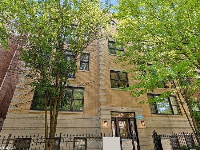 Primary Photo - 905 W Lawrence Ave