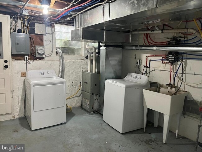 Building Photo - 1231 W 37th St