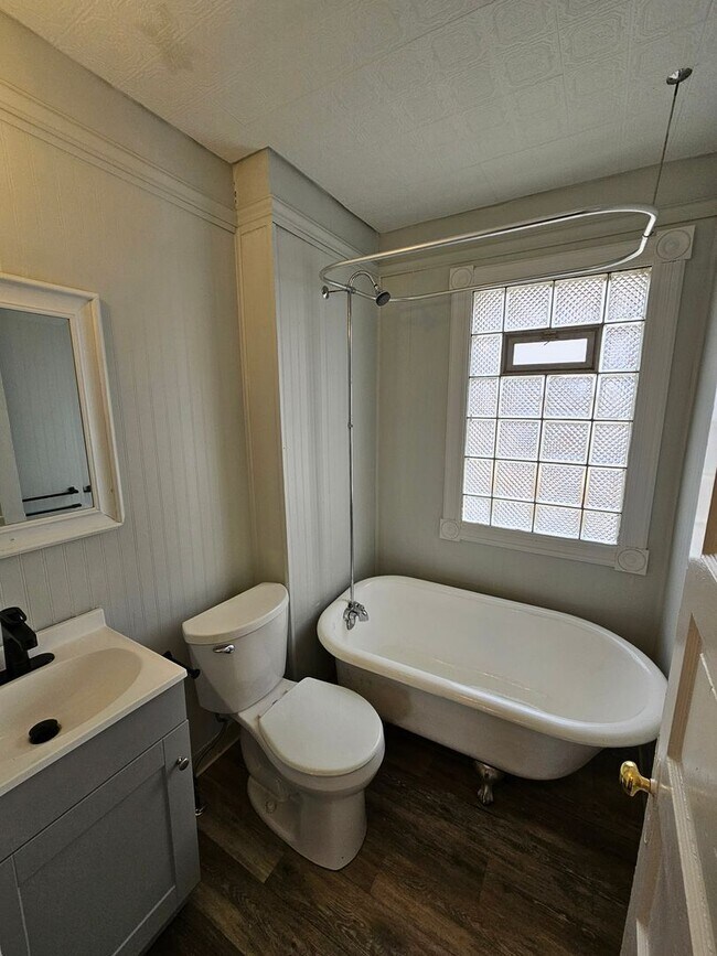 Building Photo - Wakefield7010-7014