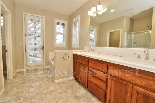 Building Photo - 217 Barnhill Dr