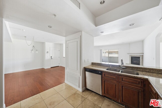 Building Photo - 4733 Elmwood Ave