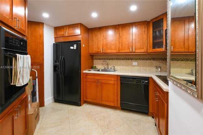 Building Photo - 801 Brickell Bay Dr