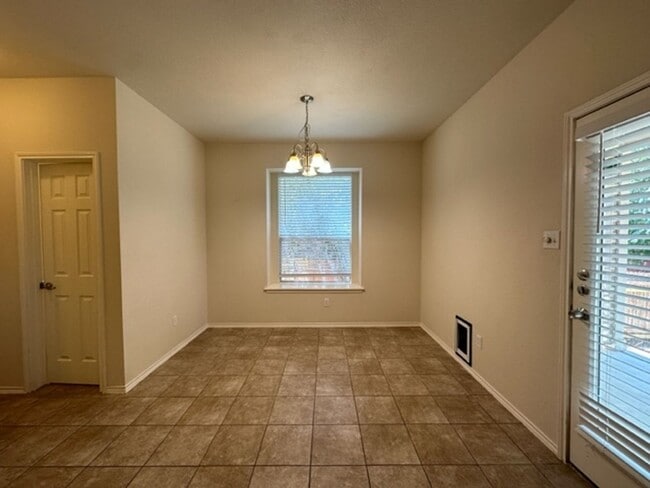 Building Photo - Wonderful home is South Austin. Great loca...