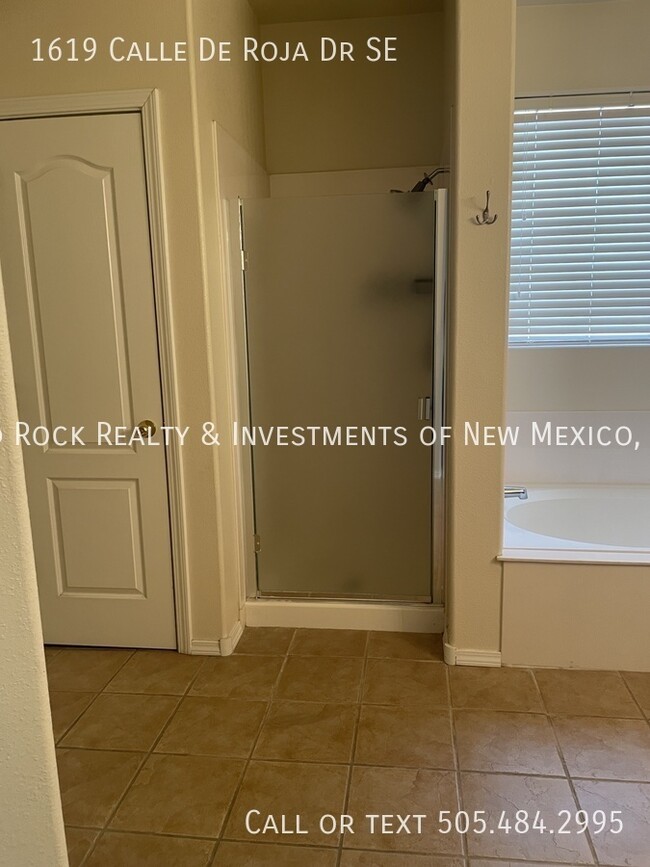 Building Photo - Spacious 4 BR plus loft in Cabezon!