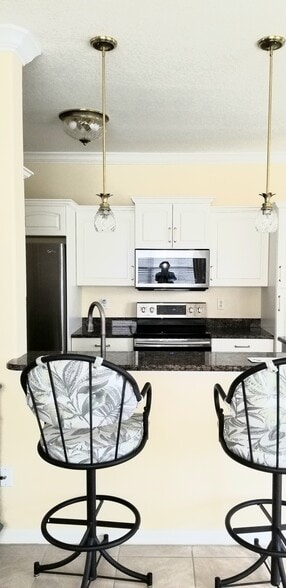 kitchen breakfast bar - 800 San Lino Cir