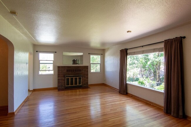 Building Photo - Spacious Custom Redding Home with Characte...