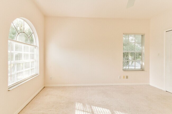Building Photo - Beautiful Lake front home in West Kissimmee