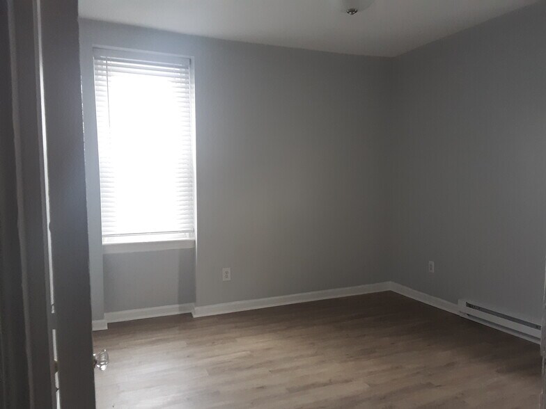 living room - 1829 W Tioga St