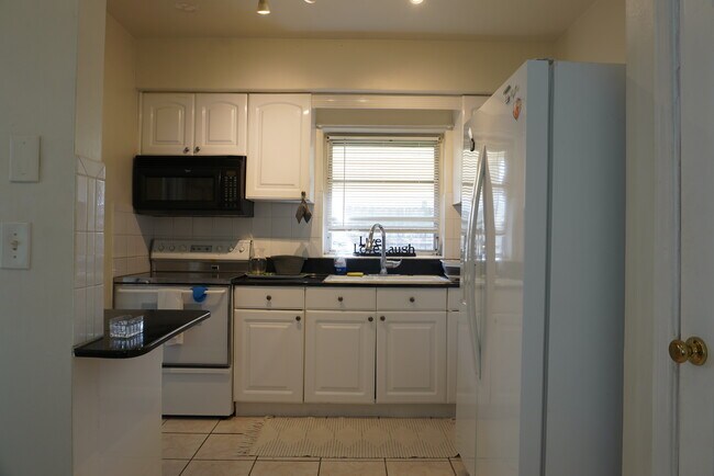 Building Photo - 10911 NE 9th Ct