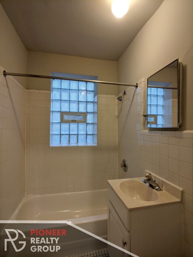 Building Photo - 425 W Roscoe St