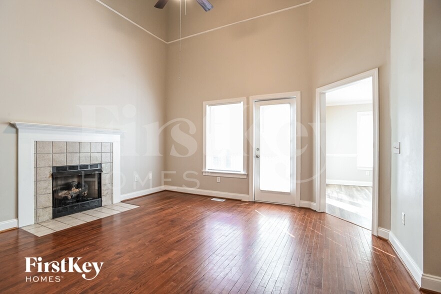 Building Photo - 811 Willow Ln