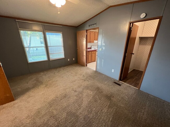 Building Photo - 3 Bed 2 Bath Mobile Home with Fenced Yard ...