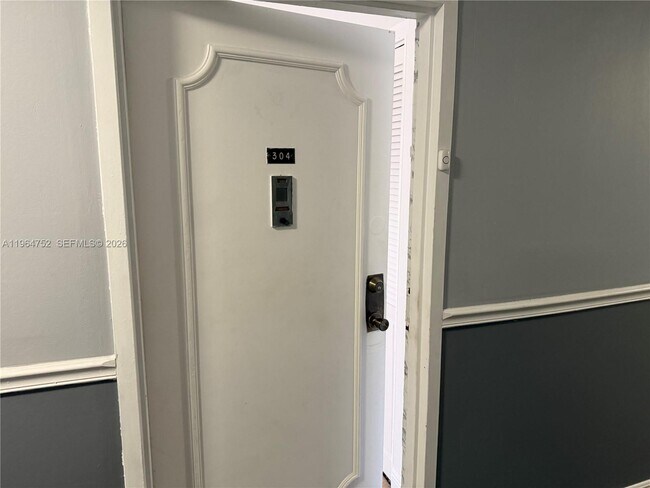 Building Photo - 13685 NE 10th Ave