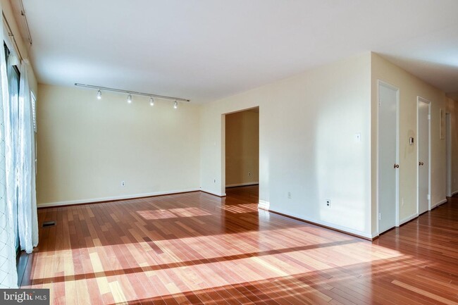 Building Photo - 5122 Cliffhaven Dr
