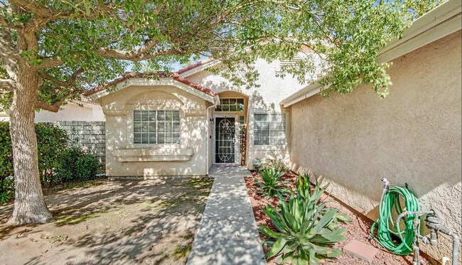 Building Photo - Your Summer Oasis Awaits – Charming Home with Pool!